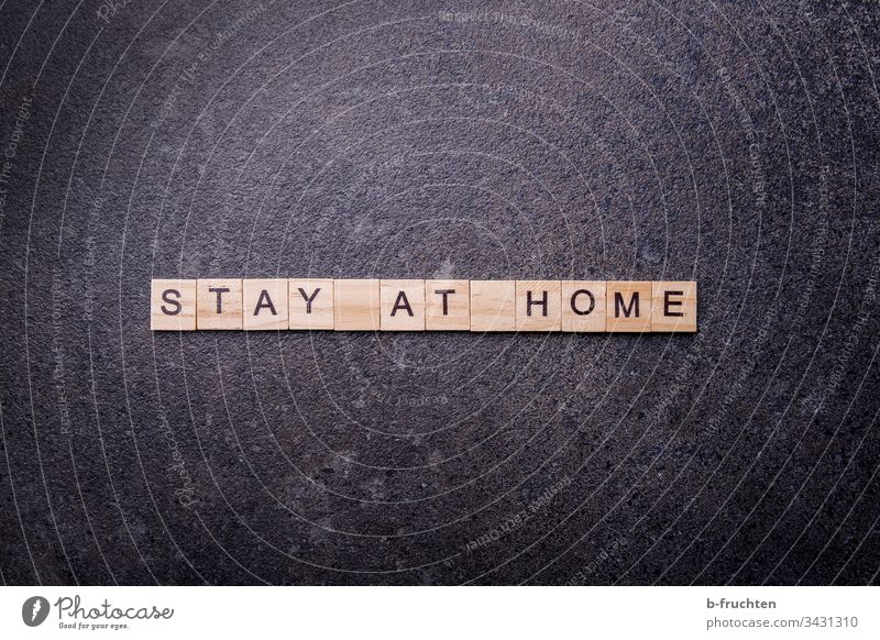 Scrabble Buchstaben mit den Wörtern "Stay at home" stay at home corona virus Quarantäne zuhause Coronavirus Pandemie Corona-Virus Schutz Prävention COVID