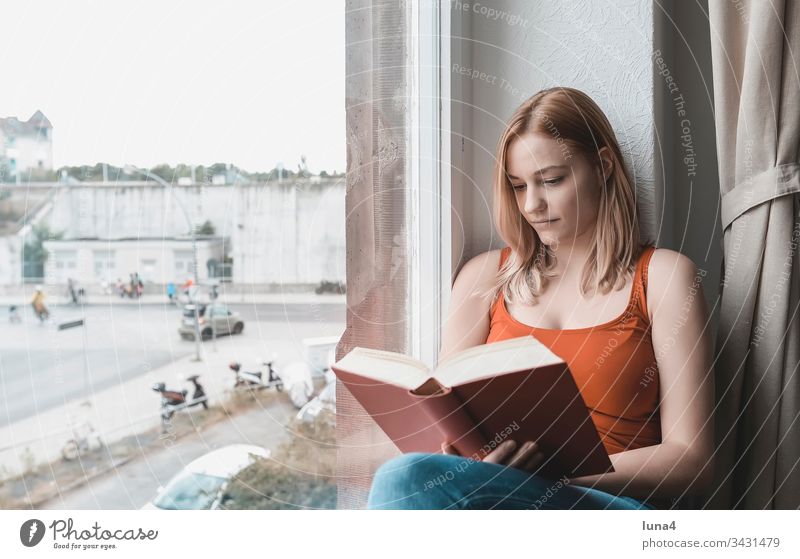 junge Frau liest Buch am Fenster lesen lernen studieren verträumt Zimmer Bildung melancholisch nachdenklich lächeln sinnlich geniessen zuhause Glück glücklich