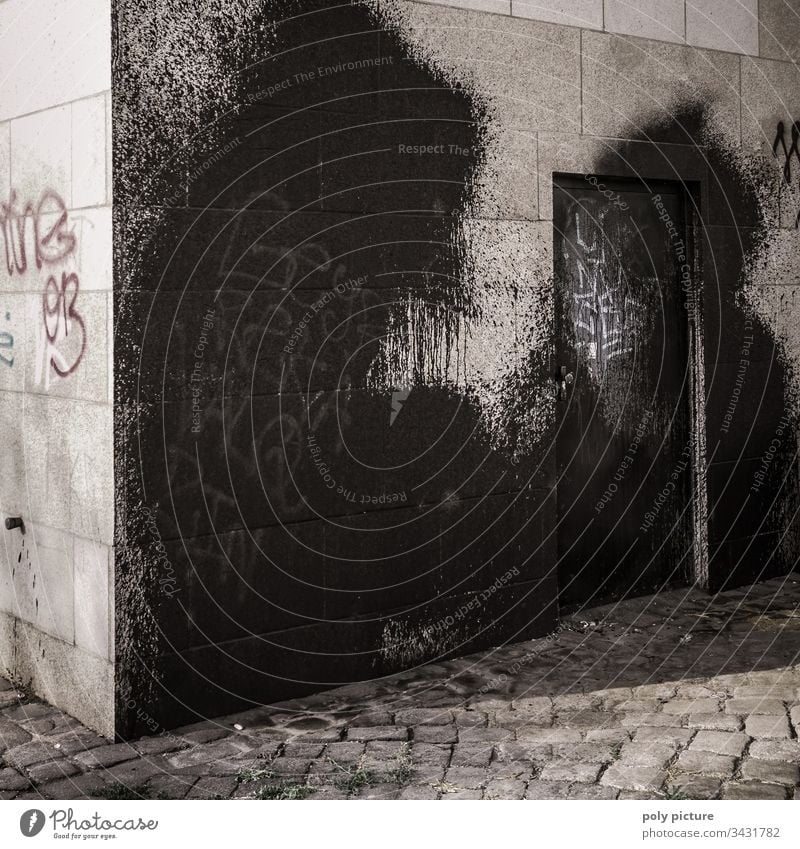 Riesiges schwarzes Graffiti ein einem Brücken-Pfeiler in Dresden Vandalismus Außenaufnahme Menschenleer Stadt Fassade Straßenkunst Schmiererei Kunst Mauer