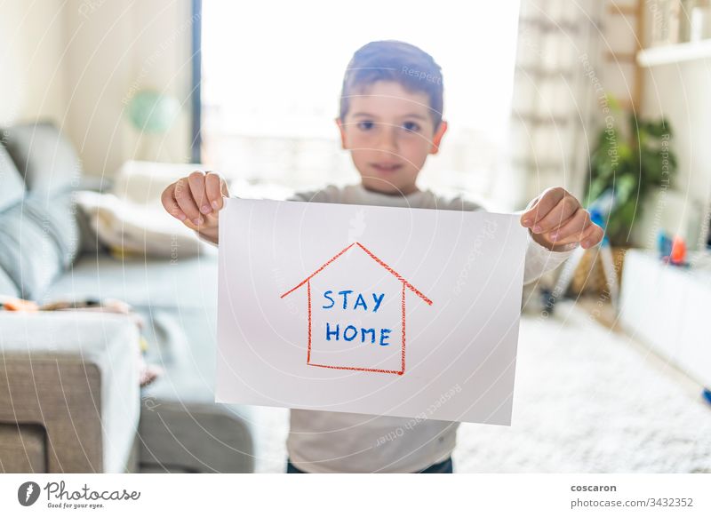 Kleiner Junge mit Stay-Home-Ziehung. Coronavirus-Konzept Inserat beratend vermeiden Hintergrund Transparente Kind Kindheit Kinder Korona coronavirus 2019-ncov