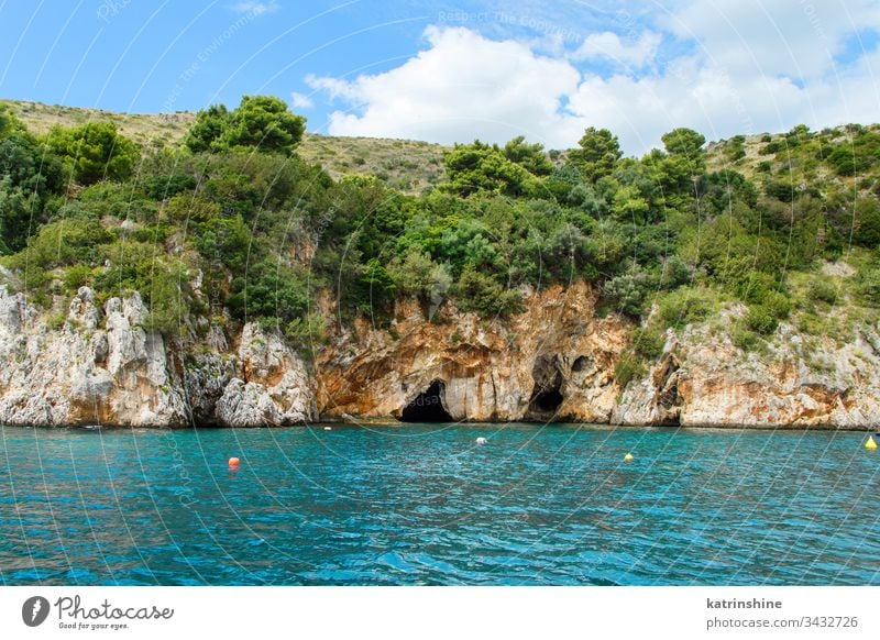 Höhlen in der Bucht von Infreschi vom Meer aus, Camerota MEER Geschütztes Meeresgebiet Porto baia Grotte Salerno Masseta Italien cilento wild schön blau