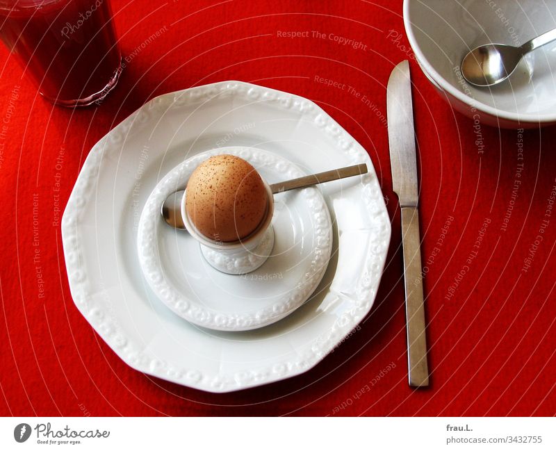 Alle, das Orangensaftglas, der Boll, Messer, Löffel, auch die Teller fühlten sich eigentlich gut auf dem Filzset inszeniert, nur der Eierbecher nörgelte über das sommersprossigen Ei.