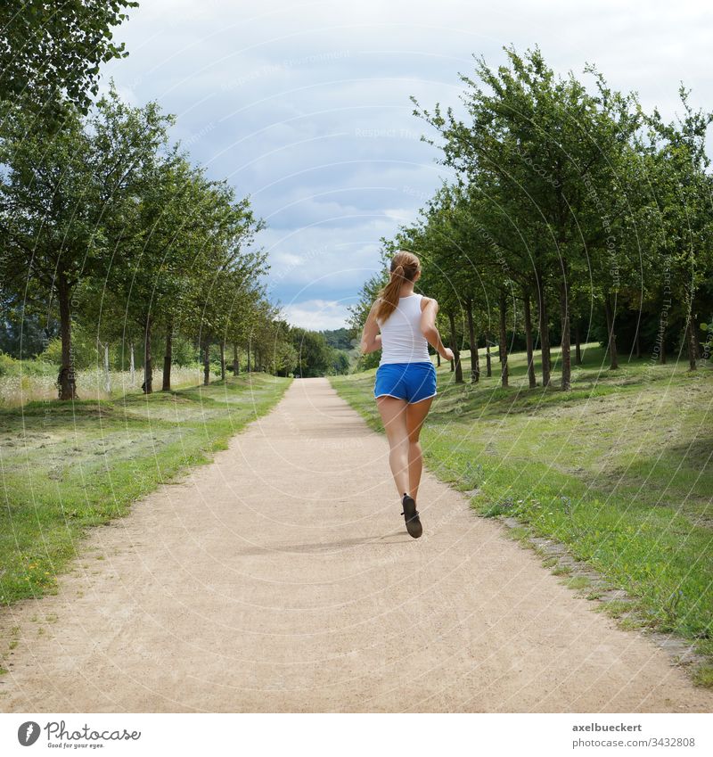 junge Frau beim allein joggen Joggen rennen Mädchen Jogger Sport Natur Sportbekleidung Fitness Gesundheit Park Person Kaukasier Lifestyle im Freien Erwachsener