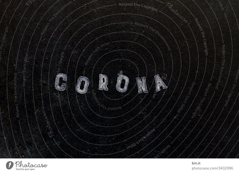 Corona als Schriftzug, mit weissem Stempel gestempelt, auf schwarzer Tafel Hinweisschild Gefahr wünschen Schützen Epidemie Prävention Quarantäne COVID infektiös