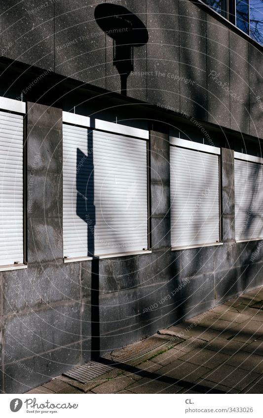 fenster mit geschlossenen rollladen Architektur Architekturfotografie Gebäudeteil Fassade Licht Schatten Fenster Außenaufnahme Farbfoto Menschenleer Tag