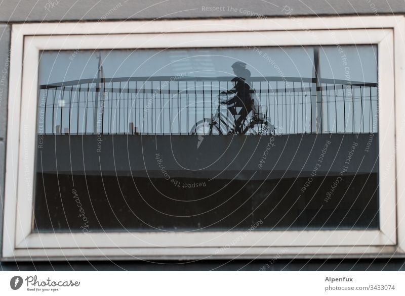 gespaltene Persönlichkeit Fenster Fahrrad Haus Fensterscheibe Fahrradfahren Außenaufnahme Farbfoto Brückengeländer Mensch Verkehrsmittel Tag Wege & Pfade