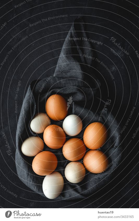 Frische zweifarbige Hühnereier Eier Lebensmittel Bestandteil Hintergrund braun Hähnchen roh Gesundheit frisch organisch natürlich Ostern Protein Frühstück
