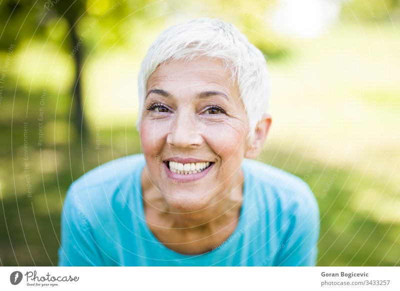 Porträt einer lächelnden, sportlichen älteren Frau in einem Park Lächeln Senior Kaukasier Person Gesundheit Fitness aktiv Glück grau Lifestyle Behaarung
