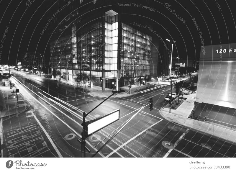 Kreuzung einer Großstadt bei Nacht Schnell Konsum Moderne Klimawandel CO2-Ausstoß Energie Linie Energiewirtschaft dunkel Bewegung Technik & Technologie