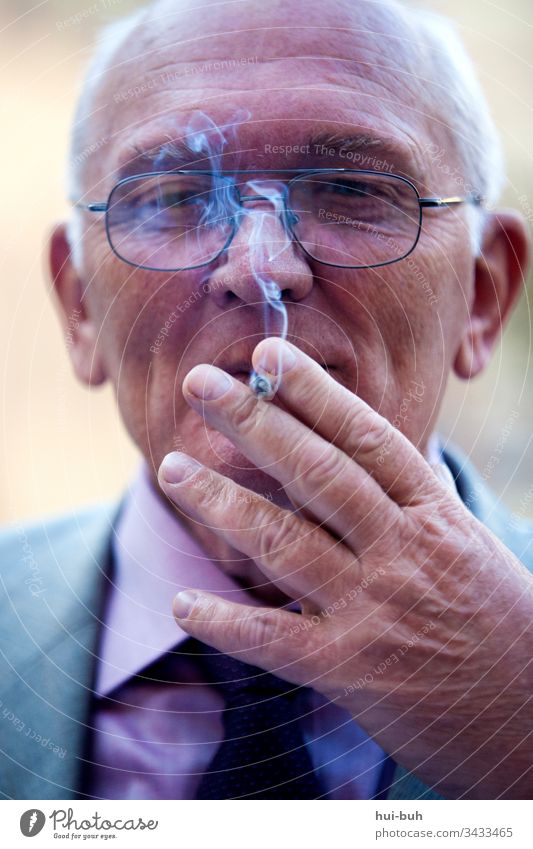 Ungesund aber glücklich Rauchen renter zufrieden gesundheit grippe ungesund gefährlich tot tod tödlich raucherlunge qualm asche kiffen tabak brille sucht genuss