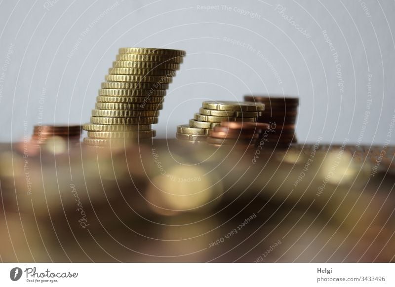 Euromünzen, Kleingeld, liegt gestapelt auf einem Tisch Münzen Cent Eurocent Geldmünzen sparen Bargeld bezahlen Nahaufnahme starke Tiefenschärfe Innenaufnahme