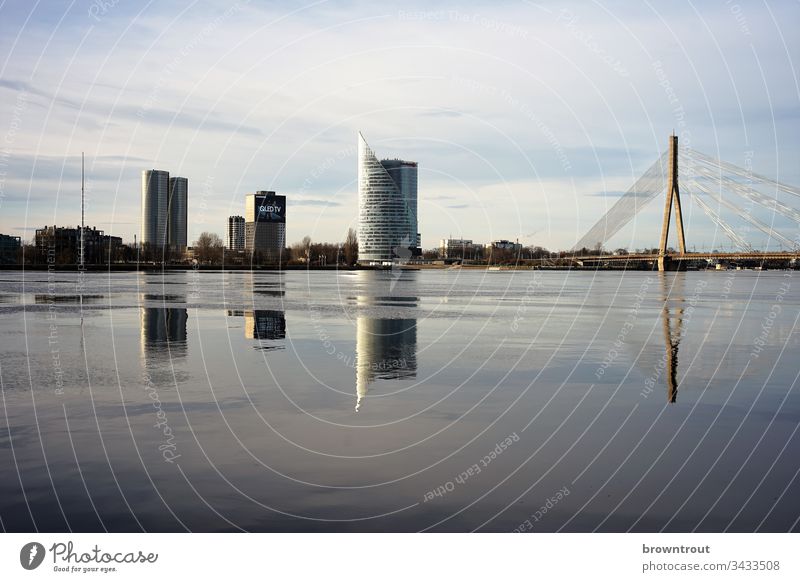 Blick über den Fluss Düna in Riga, Lettland Spiegelung Wasser Brücke Hochhäuser