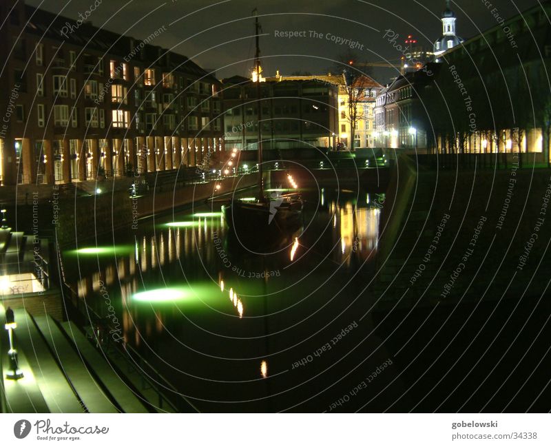Nacht im Hafen Wasserfahrzeug Fischerboot Licht Langzeitbelichtung Architektur Düsseldorf