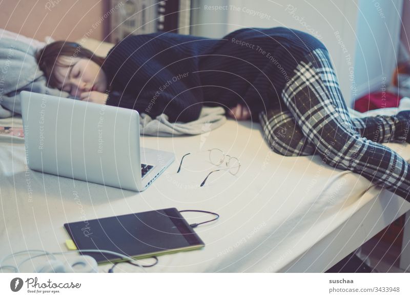 homeoffice | corona thoughts Teenager Jugendliche junge Frau müde Zuhause Bett schlafen Homeoffice Laptop Brille Zeichentablett arbeiten zu Hause bleiben Krise