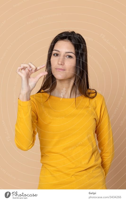 Attraktives junges Mädchen mit gelbem T-Shirt Person Meissel wenig Krankheit zeigen hindeutend Finger Inserat Anzeige Textfreiraum Ausdruck gestikulieren schön