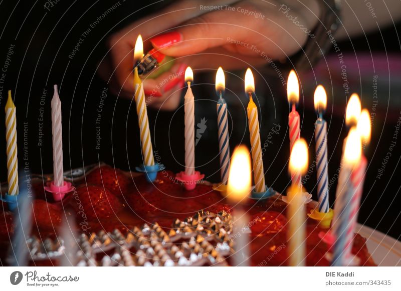 Geburtstagskuchenkerzen anfeuern Kuchen Party Feste & Feiern Kerze fest lecker mehrfarbig gelb rosa Geburtstagstorte anzünden Erdbeerkuchen Feuerzeug Farbfoto