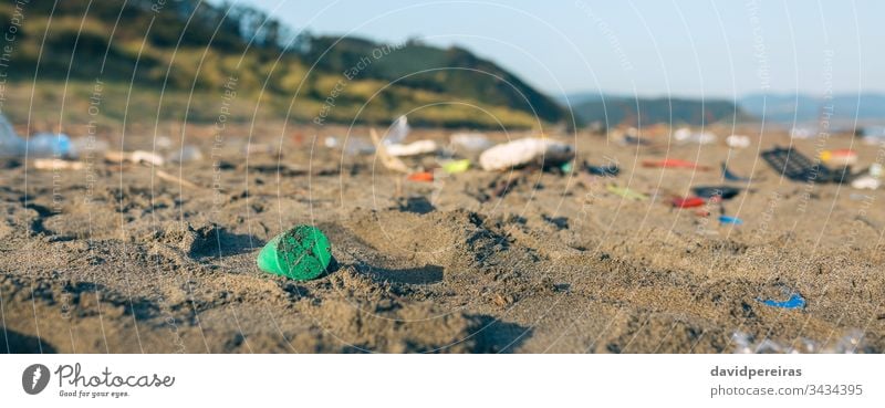 Schmutzige Strandlandschaft voller Müll Kunststoff Sand dreckig kontaminiert Umwelt Natur Verschmutzung Transparente Netz Panorama panoramisch Abfall Küste