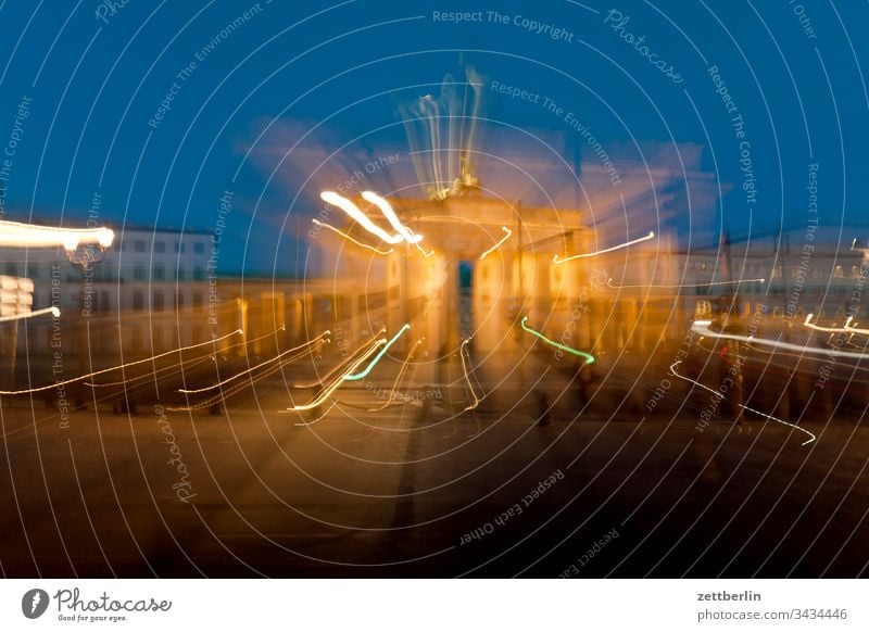 Brandenburger Tor in Aufruhr abend berlin bewegung brandenburger tor bunt dunkel dynamik dämmerung fantasie hauptstadt himmel klassizismus kunst langhans licht