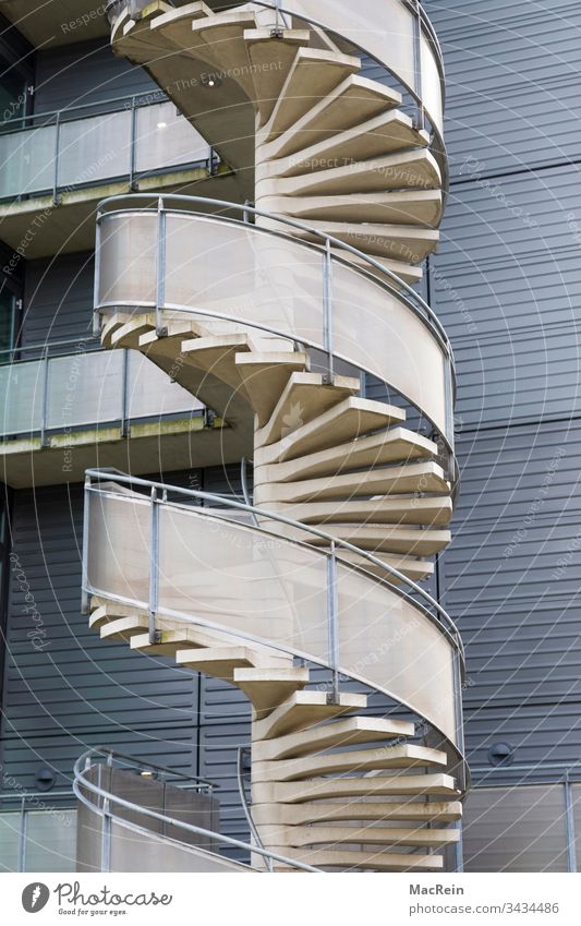 Wendeltreppe wendeltreppe aussentreppe treppenstufen fassade fluchttreppe spiralform spiralförmig niemand textfreiraum