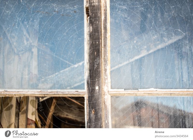 Teilöffnung Fenster kaputt Glasscherben Glasbruch Fensterscheibe alt Gebäude Verfall Vergänglichkeit Zerstörung Unbewohnt verfallen Glasscheibe zerbrochen
