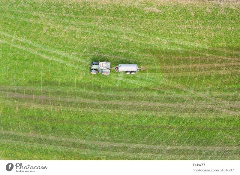 Traktor, der Kuhdung von oben besprüht Ackerschlepper Landwirtschaft Bauernhof Ackerbau landwirtschaftlich Wiese Feld Gras modern moderne Landwirtschaft