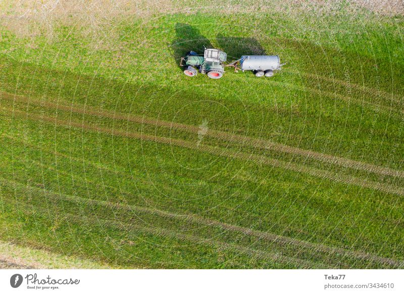 Traktor, der Kuhdung von oben besprüht #3 Ackerschlepper Landwirtschaft Bauernhof Ackerbau landwirtschaftlich Wiese Feld Gras modern moderne Landwirtschaft