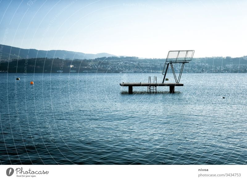 Sprungturm Zürich See Wasser Himmel Stadt Schweiz Außenaufnahme Farbfoto Landschaft Architektur Reflexion & Spiegelung Kontrast Steg Menschenleer Natur Schatten