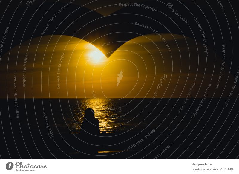 Warten im Großen" Herz " in Adelaide, am Strand auf den Sonnenuntergang. Ein Schatten von einer Person schaut auf das Meer. Liebe rot Farbfoto Romantik