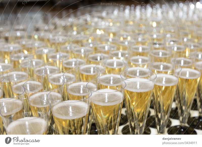 Viele Gläser Champagner auf dem Tisch Alkohol Jahrestag Hintergrund Getränk Feier Nahaufnahme Cocktail Kristalle trinken Veranstaltung festlich Brille Glaswaren