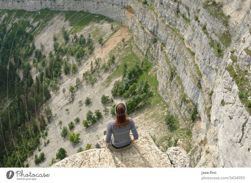 Frau sitzt am Felsvorsprung und betrachtet die Natur Mensch 1 Person weiblich Naturliebe Felsen Felswand Felslandschaft Bäume Landschaft wandern Aufstieg