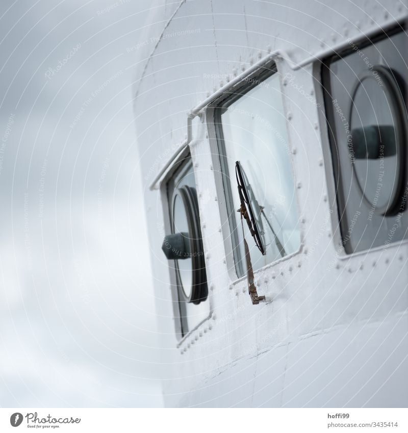 Fährschifffenster mit Scheibenwischer Fähre Fenster Nebel Regen Fensterscheibe Verkehr Windschutzscheibe blau nass Reflexion & Spiegelung Wassertropfen Wetter
