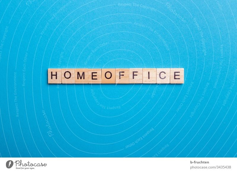 Scrabble-Buchstaben mit dem Wort "HOMEOFFICE" Homeoffice blau hintergrund Studioaufnahme Schriftzeichen Typographie Holz Heimarbeit Arbeit arbeiten zuhause