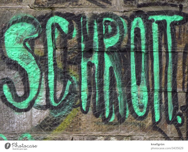 Das Wort Schrott als Graffiti an eine Mauer gesprayt Kommunizieren Schriftzeichen neongrün Buchstaben Typographie Zeichen Großbuchstabe Farbfoto Wand