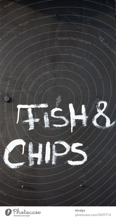 Fish and chips, Schriftzug auf Tafel an Restaurant oder Imbiß, Gastronomie fish and chips Essen to go Fisch und Pommes Englisch Fastfood traditionell Tradition