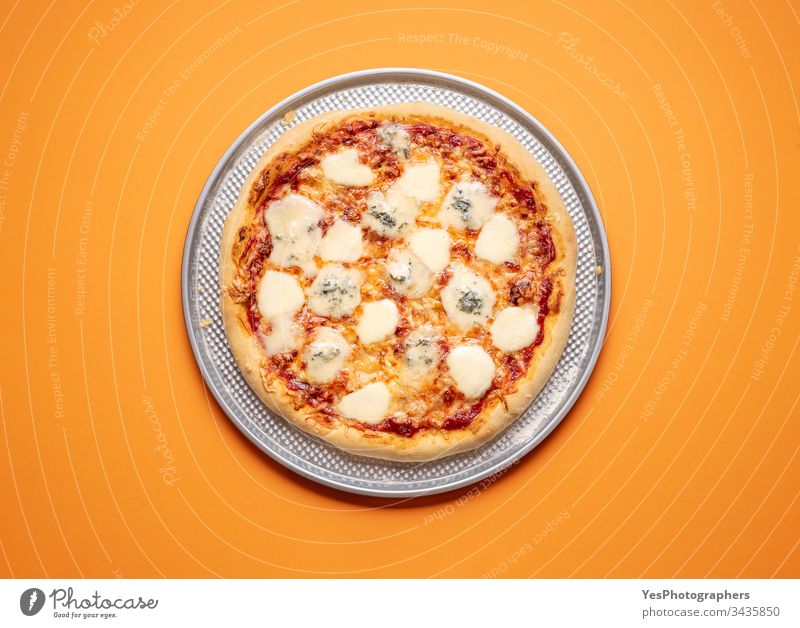 Vier-Käse-Pizza auf einem Backblech. Quattro-Formaggi-Pizza 4-Käse-Pizza Italienisch obere Ansicht gebacken Kohlenhydrate Kruste Küche Abendessen Europäer