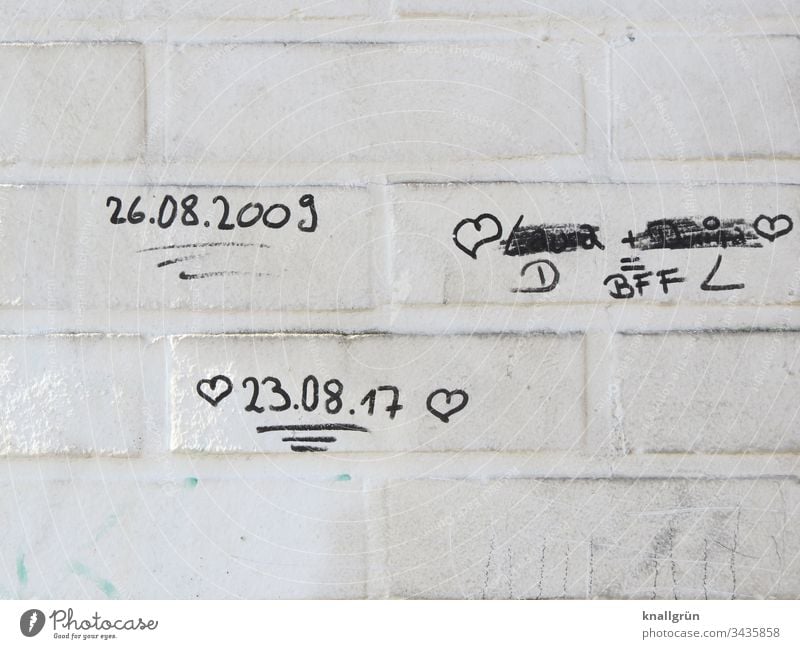 Best Friends Forever Graffiti auf weiß getünchter Ziegelwand Kommunizieren Herz Schriftzeichen Mauer Wand Außenaufnahme Zeichen Romantik Liebe Gefühle