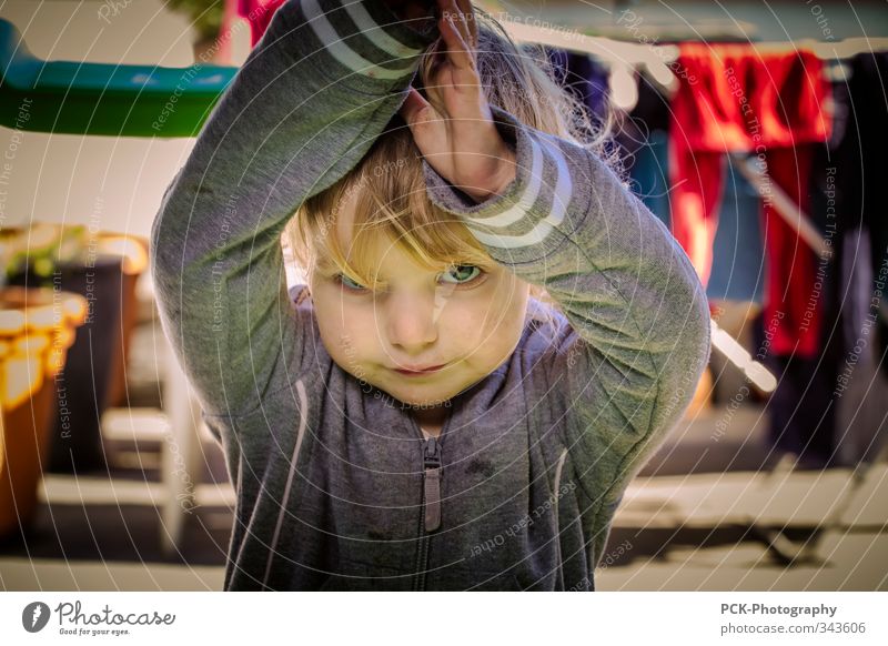 Auf der Terrasse feminin Kind Kleinkind Mädchen 1-3 Jahre 3-8 Jahre Kindheit Gefühle Tugend Coolness Neugier Abenteuer blond Wäscheleine nachdenklich