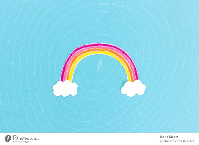 Bunter Regenbogen gemalt aus Papier mit weißen Wolken auf hellblauem Hintergrund Kind Kreativität malen basteln Bild bunt fröhlich Hoffnung positiv Symbol