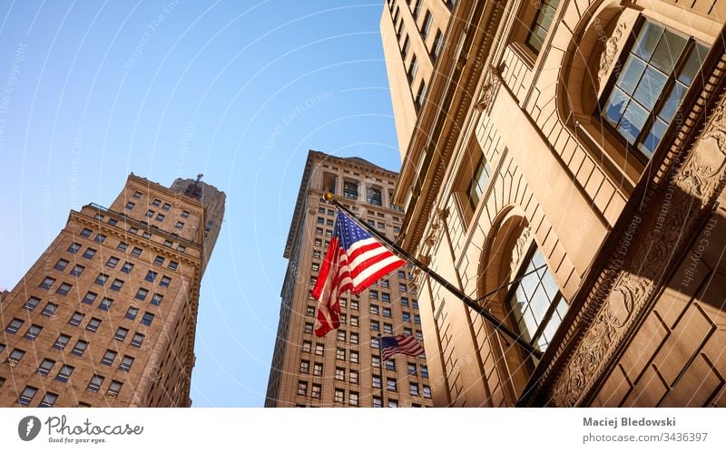 Amerikanische Flagge in New York City bei Sonnenuntergang, USA. Fahne Amerikaner Großstadt New York State amerika Symbol urban Gebäude Fassade blau rot Stern