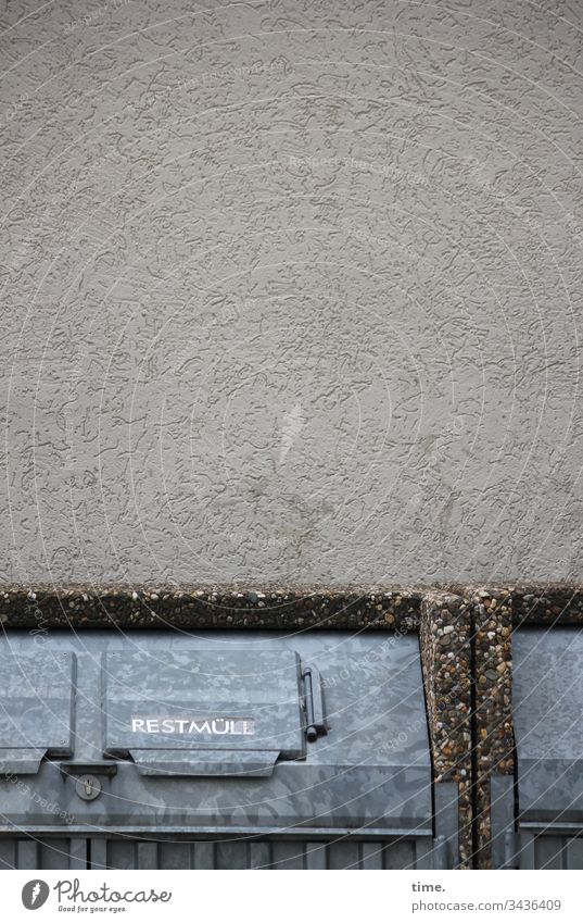 Problemverschiebung | Klimawandel müll restmüll abfall entsorgung hauswand beton metall waschbeton klappe deckel zink dunkel düster haushaltswirtschaft