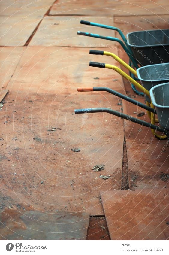 Karren im Dreck | Dreiklang schubkarre schiebkarre baustelle bodenbelag bodenplatten dreck rot anschnitt zink Handlauf abgestellt pause feierabend aufgeräumt