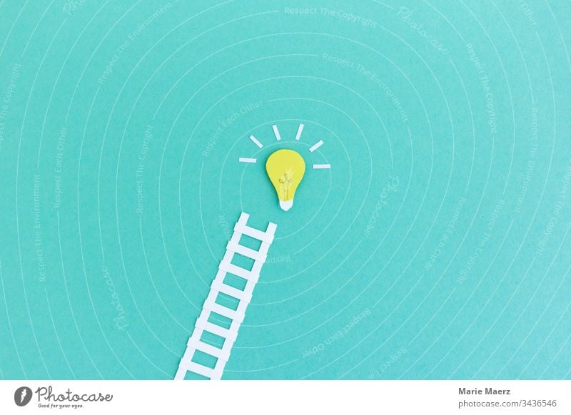 Weg zum Erfolg | Leiter führt zu Glühbirne Ideen-Symbol innovativ Inspiration Hintergrund neutral Wissen Denken Neugier Fortschritt Kreativität planen Bildung