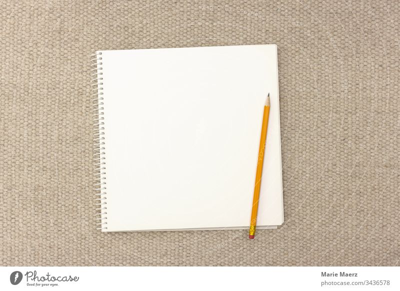Aufgeschlagenes Notizbuch / Skizzenbuch mit einer leeren Seite Papier und Bleistift Block Tagebuch schreiben Stift Blatt Kreativität hell neutral weiß blanko