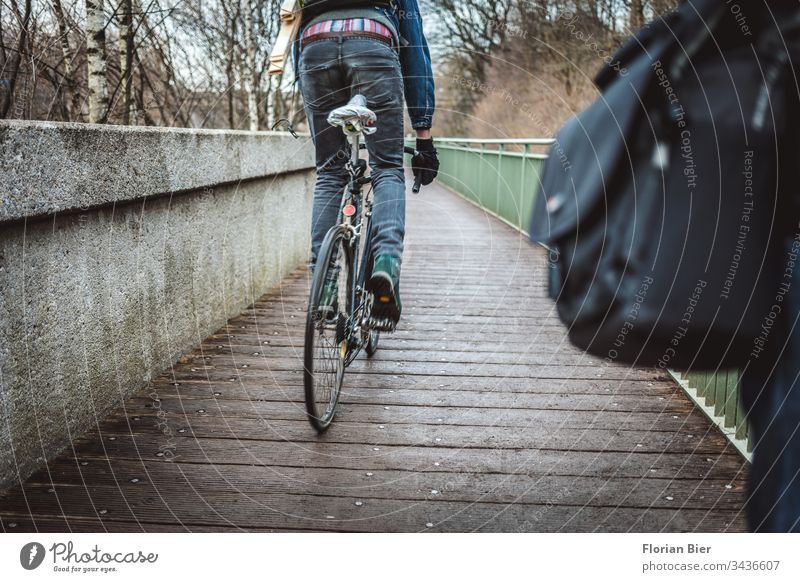 Vorbeifahrender Radfahrer von hinten auf einer schmalen Brücke radfahrer Fahrrad Fahrradfahren Fahrradreifen stehend Verkehr Verkehrsmittel Verkehrswege