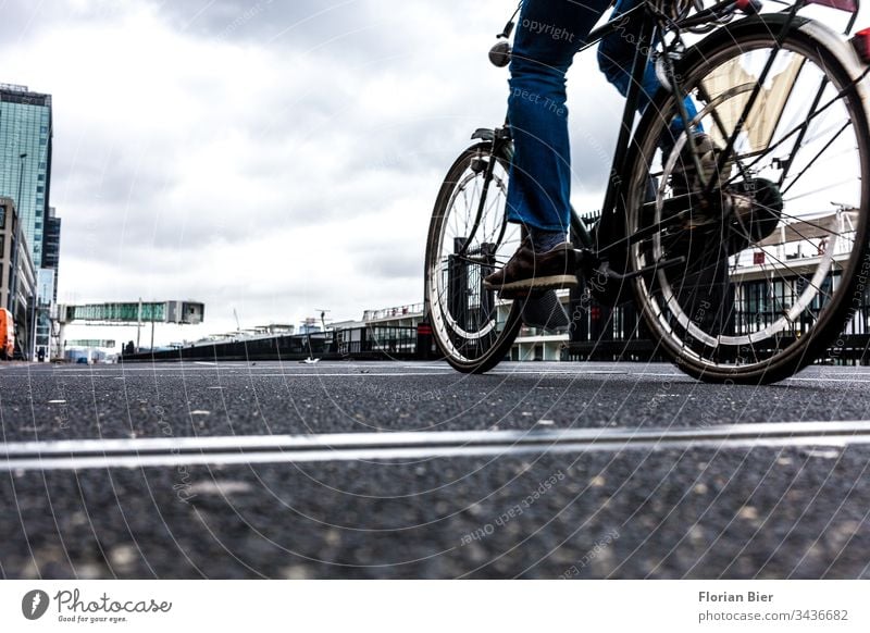 Radfahrer an einem Schifffahrtsterminal mit bedecktem Himmel Fahrrad Fahrradfahren Bewegung Geschwindigkeit Radfahren Erwachsene Verkehr Kai Anlegekai anlegen