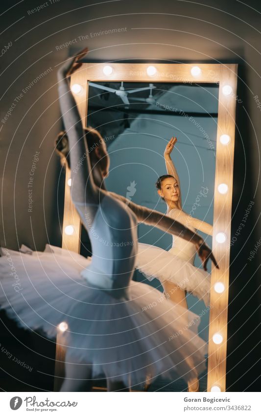 Elegante Ballerina in weißem Kleid tanzt im Studio Aktion Erwachsener attraktiv Hintergrund Gleichgewicht Balletttänzer Körper Choreographie klassisch Klassik