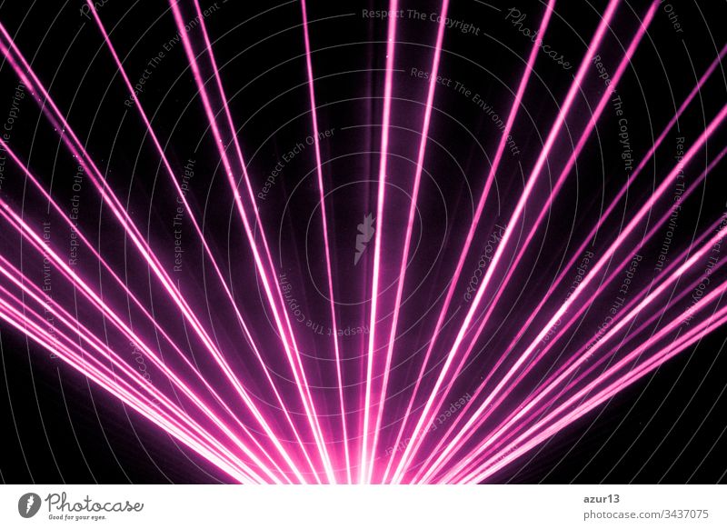 Die Bühne des Nachtclubs mit rosa Lasershow und glänzenden, funkelnden Strahlen. Luxuriöse Unterhaltung in Nachtclub-Veranstaltungen, Festivals, Konzerten oder an Silvester. Strahlenstrahlen sind Symbol für Wissenschaft und Universumsforschung