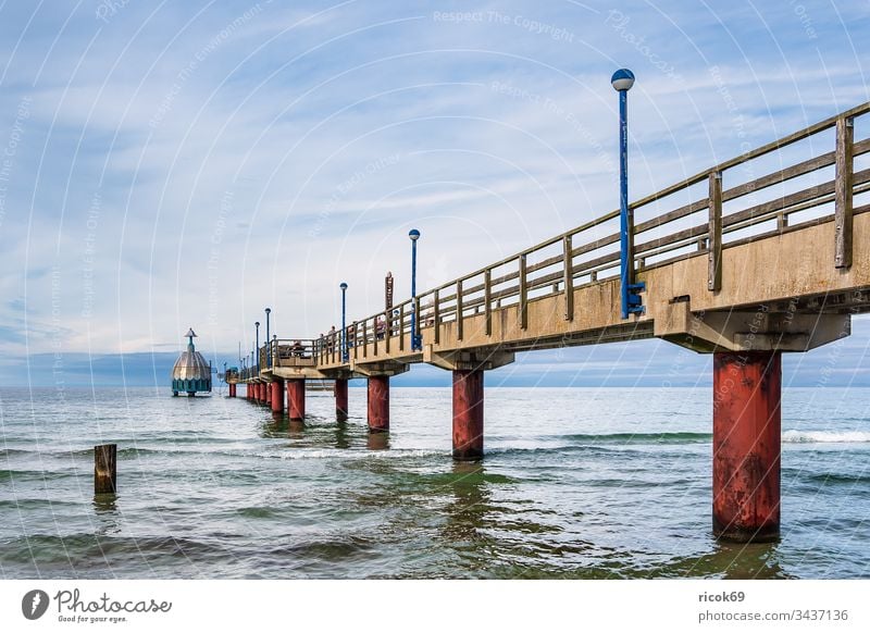 Seebrücke an der Ostseeküste in Zingst Küste Fischland-Darß Meer Strand Architektur Bauwerk Sehenswürdigkeit Laterne Tauchgondel Himmel Wolken blau