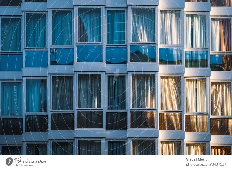 Eklektisch verglaste Fassade eines städtischen Gebäudes Fenster Architektur architektonisch urban Appartement wohnbedingt Metropolitan konstruiert Struktur