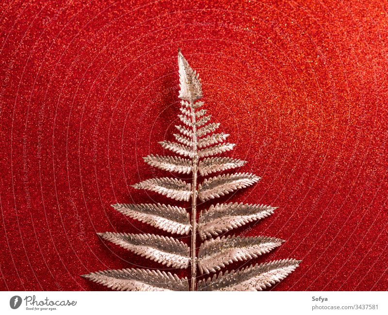 Glitzernder, glänzend roter Hintergrund mit goldenem Zweig Glitter Weihnachten Ast Silber tropisch Pflanze Winter kalt Schnee klassisch abstrakt festlich